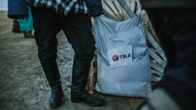 Duha Trklerinin bir ksm Tsaganur ilesinde, kalan ise ilenin dndaki ormanlk alan taygada yayor.  Duha Trklerinin yaad yere en yakn byk yerleim merkezi olan Mrn`den temin edilen gda paketlerinin yaklak 400 kilometre mesafedeki blgeye ulatrlmas zorlu yol artlar nedeniyle 1,5 gn buldu. Paketler nce Tsaganur`da, daha sonra da taygada yaayan Duha Trklerine datld.