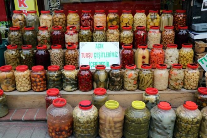 Turu fiyatlarnn 10 ile 40 TL arasnda deitiini belirten Tozlu, "Byk kavanoz halinde muzu 50&#8217;den, kamkat da 100 liradan satyoruz. Fiyatlar meyvelerin pahallk oranlarna gre deiiyor. Normal lahana turusu nasl yeniyorsa, meyve turular da ayn ekilde yeniyor. Turularda koruyucu madde ya da kimyasal koruyucu bulunmuyor. Hangi kltr ve geleneklerle turularmz yapyorsak, meyvelerimizi de o ekilde turu yapyoruz. Bu turular hamileler, hastalar ya da meraktan dolay ilgi gryor&#8221; diye konutu.