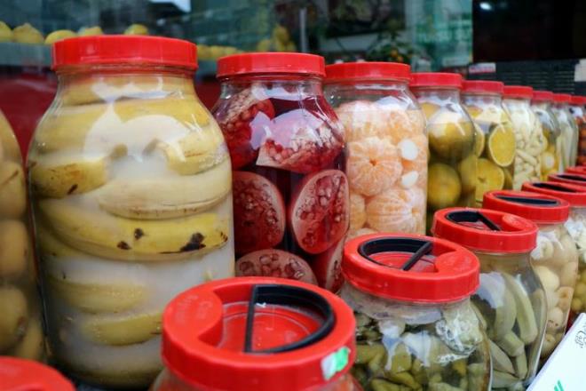 Karadeniz halk tarafndan olduka sevilen ve tketilen turu, yeni eitlerle ilgi ekiyor. Genellikle lahana, biber ve salatan yaplan turulara alkn olan vatandalar muz, nar, ilek ve kavun gibi meyvelerin turusunu grnce aknlklarn gizleyemiyor. Vatandalar, hayatlarnda ilk kez grdkleri meyve turularn tatmak istediklerini syledi.