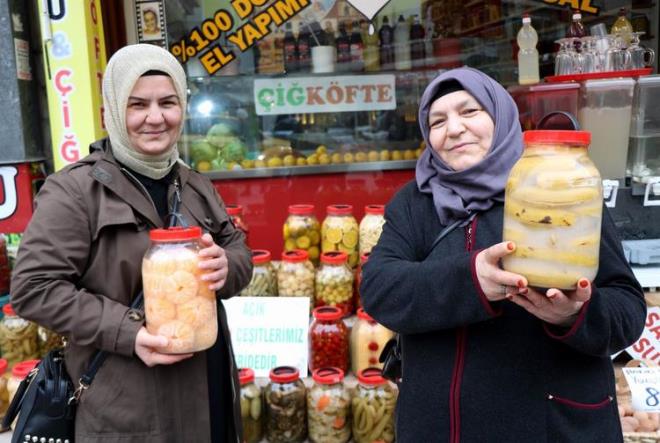 lk defa baz meyvelerin turusunu grdklerini belirten vatandalar ise &#8220;Muzun, mandalinann, ilein ve narn turusunu ilk defa grdk. Bunlarn da turusu olur mu dedik. Bu lezzetleri tatmakta fayda var&#8221; eklinde konutu.