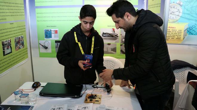 TBTAK Lise rencileri Aratrma Proje Yarmas kapsamnda Sivas`tan Kayseri`ye gelen hramczade mam Hatip Lisesi rencisi 15 yandaki mer Faruk Yce`nin gzlk tasarm, Erciyes niversitesi`nde alan proje sergisinde yer ald.