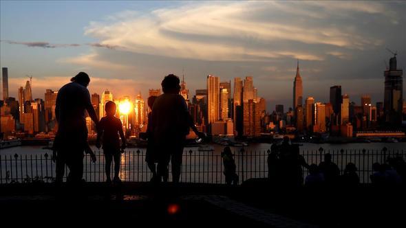 RENCLER N ALIMA OLANAKLARI NELERDR: Amerika&#8217;ya F&#8211;1 renci vizesi ile giden rencilerin haftada 20 saat okul bnyesinde (kampus iinde) alma izni var. Tatil gnlerinde ise renciler tam zamanl olarak alabilirler. Bunun dnda rencilerin kampus ii haricinde bir yerde almalar yasaktr.