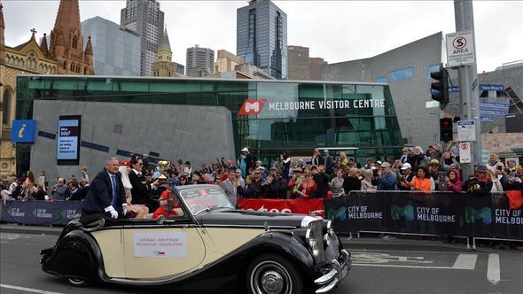 RENCLER N ALIMA OLANAKLARI NELERDR: renci vizesi alnd takdirde haftada 20 saat alma izni ve tatillerde ise tam gn alma izni verilir. alma esnasnda saat cretleri ehre gre deiiklik gstermekle beraber 10-17 AUD$ arasnda deimektedir