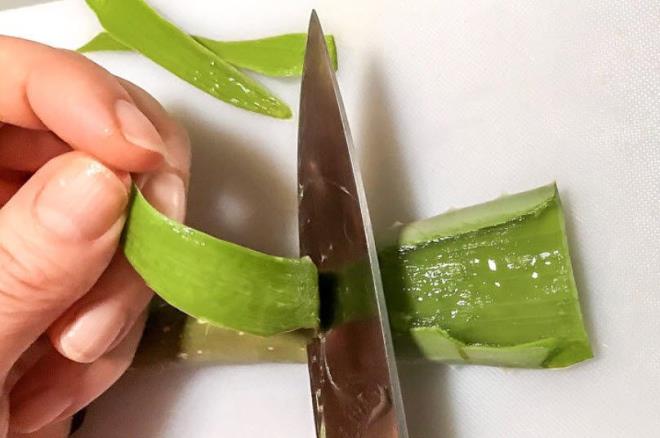 Yapraklar boyuna kesin. Etkilenen blgeye effaf jeli uygulayn. Sivilce iin bal ile aloe vera jelini kartrp yznzde 20 dakika bekletin. Sorunlarn zm iin haftada 3 kez uygulayn.