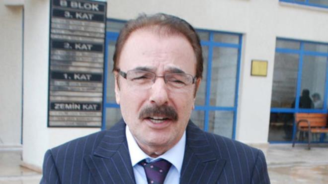 stanbul Asliye Hukuk Mahkemesi&#8217;ne alan davann dilekesine gre Ferdi Tayfur 2017 Ekim-Kasm aylarnda villasnn eski isnat duvarnn yenilenmesi iin Lalezar naat Mteahhitlik irketiyle anlat. Taraflar arasnda anlamazlk knca Lalezar naat firmas ii brakt. Bunun zerine sadece istinat duvarnn kesim iini yapmas gereken Aksu Grup irketi iin tamamn yaparak Ferdi Tayfur&#8217;a teslim ettti. 4.5 metre ykseklikteki 21 metre uzunluktaki duvarn 15 bin lira kesim ii ve 40 bin lira yeniden inas iin KDV hari 55 bin lira bedelle bu ii yapt. Ferdi Tayfur Aksu Grup&#8217;un banka hesabna 30 bin lira, ii brakan Lalezar Mteahhitlik irketine 10 bin lira olmak zere 40 bin lira deme yapt.