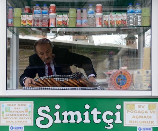 "Bazlar beni grnce benden almaya geliyor"    Berksun, takm elbise ve kravatn kendisi iin bir hayat felsefesi olduunu vurgulad. Ayrca, Bursa'ya gitmeden nce Alanya'da bir otelde bulaklk yaptn syledi.    "Otel sahibiyle bir anmz oldu. Patron beni grdnde, 'Hogeldiniz, gnaydn beyefendi' dedi. 'Hobulduk' dedim. 'Bir arzunuz var m?' diye sordu. 'Efendim ben burada alyorum' dedim. Beni takm elbiseyle grnce ard. Daha sonra beni ard ve 'Artk mutfaktan sen sorumlusun' dedi."    Bir simitinin takm elbiseyle iini yapmasna herkesin farkl tepkiler verdiini vurgulayan Berksun, "Bazlar yan yan bakyor. Bazlar da gerekten baka simitiden alacakken beni grnce benden almaya geliyor. Ben, 'Buyrun simit' diye seslendiimde ararak, dnp 'Sen simiti misin?' diyor" dedi.