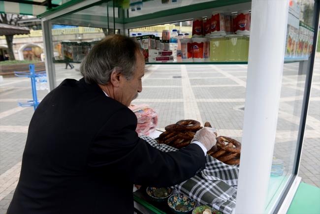 "Kravatl simitimiz"    Berksun, takm elbiseli bir simitinin herkesin ilgisini ektiini anlatt.    "Artk herkes, almaya balad. Temiz bir grnt oluyor. Ben de temizlii seven biriyim. Hayat seviyorum. Emekli oldum olal ayn devlet kurumuna gidiyor gibi evden ayn ekilde karm. Tram olurum, takm elbisemi giyerim.    Emekli olduktan sonra zmir'de taksicilik yaptm. Orada da aynydm. Aslnda toplumun byle eylere ihtiyac var. Burada simitleri bitiremezsem gidip kahvehanenin nnde takm elbiseyle simit satyorum. Kahvehanelerde beni 'kravatl simitimiz' diye bekliyorlar. Baka simitiden almyorlar."