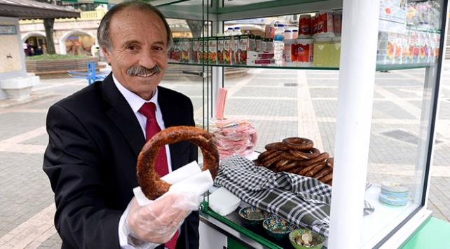 Ky Hizmetleri Genel Mdrlnden 2005'te emekli olan 60 yandaki Ahmet Berksun, emekliliinden sonra eitli kentlerde otel mutfaklarnda eflik, restoranlarda bulaklk, taksicilik gibi iler yapt.