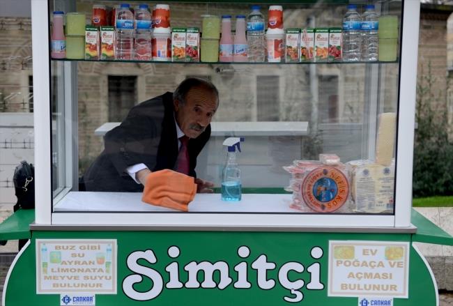 "Simitleri aldm bir kahvehanenin nnde satmaya baladm. Frnlardan bfelere simit gtrp sattm. Sonra beni simit arabasnn bana ynlendirdiler. Ben, nerede alrsam alaym i artlarna gre elbisemi giyerim ama gelirken takm elbiseyle gelir, karken yine takm elbiseyi giyer karm."