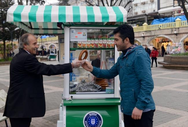 Yaklak 5 ay nce Bursa'ya gelen Berksun, her gn ayn yerde takm elbisesi, kravat ve boyal ayakkablar ile simit arabasnn bana geiyor. Ekmek teknesini temizledikten sonra simitlerini sralayp sata balyor. nnden geenlerin ilgisini eken Berksun, kentte "kravatl simiti" olarak tannyor.