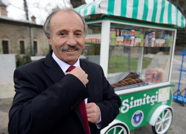 Aklna simitilik yapmak geldi    Berksun, Bursa'ya tanr tanmaz bir i aramaya baladn ve bu srada simitilik yapma fikrinin aklna gediini belirtti.    Bir simitiye gittiini ve simit satmak istediini anlattn syleyen Berksun, yle konutu: