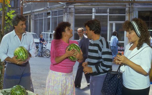 O vesileyle de bizim diziye pedagog olarak girmi beni mahvetmek iin. Belki de diziden attrmak iin, belki de Perran Kutman&#8217;la aramn bozulmasna da o kadn vesile olmutur. nk yaptrd bir takm eyler vard&#8230;