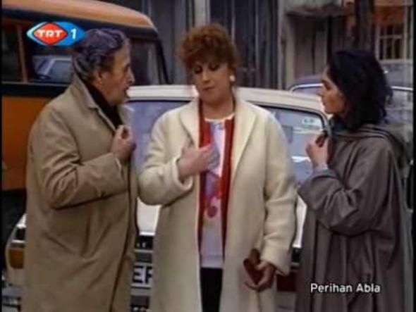 Arada karlayoruz yle tatsz &#8216;merhaba&#8217; diyoruz ama souk, bir resmiyeti yok.