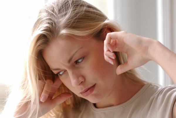 Yksek Ses ve Grlt: Kulaklar sesi alma ya duyarl organ olduklarndan yksek ses kulaklara her zaman zarar verir. Grltler, iitmeyi etkileyerek kulakta nlamaya neden olabilir. Ancak, bu iitme kayb kiiden kiiye farkllk gsterebilir. Yksek sese maruz kalma derecesi ve sresine bal olarak iitme kayb kalc veya geici olabilir.