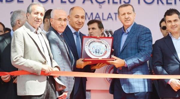 ODT&#8217;deki niversite yllarnda tant ENKA irketinin sahibi ark Tara, Ilcak&#8217;n hayatnn deimesine nayak olmu ve kendi irketinin merkezinde i imkan tanmtr.