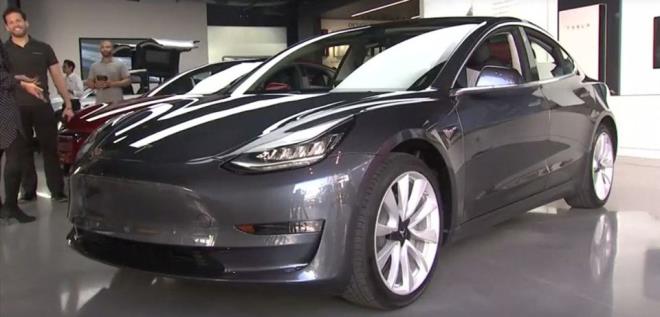 Tesla&#8217;nn CEO&#8217;su Elon Musk 2016'dan beri defalarca defa dile getirdii szn dn akamki lansman ile tuttu.     Tesla uzun bir bekleyiin 'uygun fiyatl' modelini sata sundu.