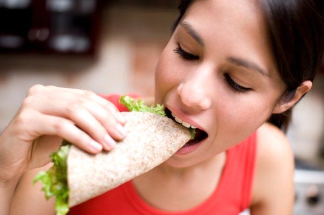 ili'de sofra adab, gnlk hayatta olduka nemli bir yer tutar. Bu yzden ne yerseniz yiyin, atal ve kak kullanmak zorundasnz. Aksi takdirde kaba olarak nitelendirilirsiniz.