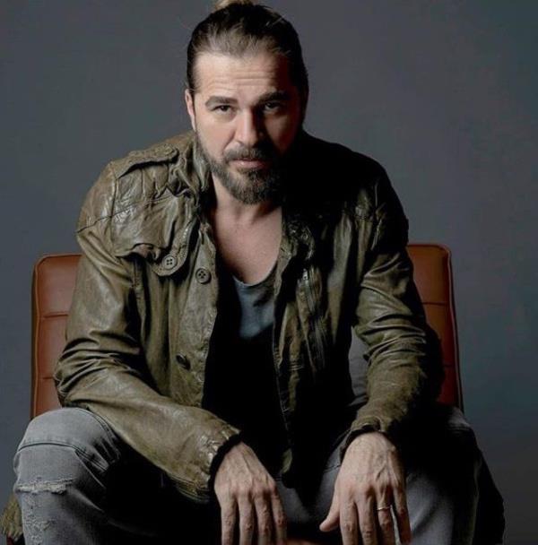 te O Fotoraf: 39 yandaki Dzyatan'n ellerini grenler aknlklarn gizleyemezken nl oyuncunun yalandna dair ok sayda yorum yapld. Bir takipisi Dzyatan'a "Eller falan yalanmsn be abi" yorumunu yaparken bir baka takipisi ise "Abi film seni bitirdi be" ifadelerini kulland.