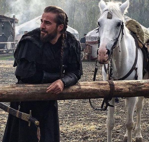 TRT 1 ekranlarnn sevilen dnem dizisi 'Dirili Erturul'da barol oynayan Engin Altan Dzyatan, sosyal medya hesabndan paylat bir fotorafla takipilerini artt. Yakkl oyuncu, uzun sakal ve toplu salaryla kendine hayran brakrken ellerindeki detay ise dikkatlerden kamad.