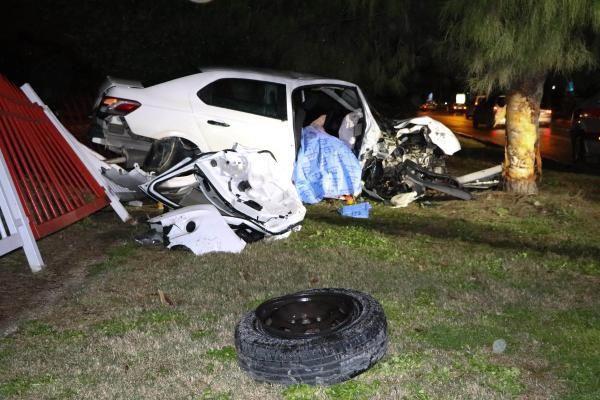 ANTALYA'nn Muratpaa ilesi Sabanc Bulvarnda meydana gelen kazada; Orhan K., 07 EG 049 plakal otomobiliyle seyir halindeyken, makas atan otomobil srcsnn sktrmas sonucu yamur nedeniyle kayganlaan yolda, direksiyon kontroln yitirdi. Burhan K.'nin otomobili, refjdeki aalara ve demir bariyerlere arparak durdu.