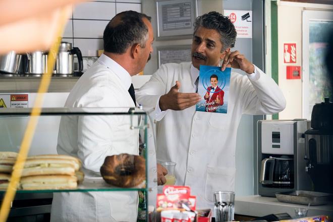 18 Ekim'de vizyona girecek olan filmin oyuncu kadrosunda; Ozan Gven, Zafer Algz, zkan Uur ve Can Ylmaz gibi kemiklemi isimlerin dnda, Cem Davran, Umut Kurt, Necip Memili, Nilperi ahinkaya ve Uraz Kayglarolu gibi isimler yer alyor.