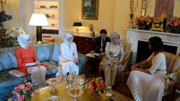 Ba�bakan Erdo�an'�n ABD ziyaretinde, Michelle Obama da Emine Erdo�an ve k�zlar�n� a��rlad�.