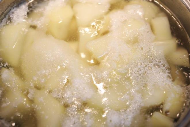 Lifli yaps sayesinde ve dk kalorisiyle yansn yalar!  <br>  Bir hafta boyunca sabahlar a karna itiiniz patates suyu ya yakmn hzlandrr. Lifli yaps sayesinde tokluk hissi kazandrr. Patates suyu diyetini uygularken beslenme plannzdan ekerli yiyecekleri karmanz gerekir. Ayn zamanda karbonhidrat tketimini en aza indirmeniz nemlidir. Protein arlkl beslenmek bu aamada doru olandr. Gnde 3 ana n ve 2 ara n olacak ekilde bir diyet uygulanmaldr.