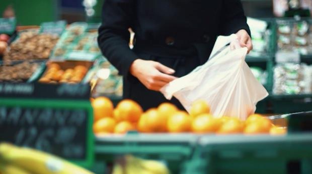 <p><b>PLASTK KULLANIMININ NLENMES</b></p>      <p><b>- </b>Yannzda daha sonradan kullanabileceiniz cam ie tayabilirsiniz. Su bittiinde ise su pet iesi almak yerine iilebilir bir yerden cam bardanza su temin edebilirsiniz.</p>      <p><b>- </b>Genelde kk anta kullanyorsanz alveri yapacanz gne zel byk anta takmanz neririz. Byk antann iine ayrca bez anta atmay da unutmaynz.</p>      <p><b>- </b>Plastik kamla imek yerine bardaa iecei koyup yle tketebilirsiniz. Plastik kullanmna fayda salam olabilirsiniz.</p>      <p><b>- </b>Bol miktarda kahve tketen biriyseniz yeniden kullanlabilir kahve fincan satn alabilirsiniz.</p>      <p><b>- </b>Bir yerde yemek yiyecekseniz kendi kanz ve atalnz gtrnz. Bu sayede plastik kullanmna yardmda bulunmu olursunuz.</p>      <p><b>- </b>Ayakkablara geirilen galo giymek yerine minyatr ev babetini yannzda tayabilirsiniz. Bklen bir zellie sahip olduundan arlk yapmayacak, yer kaplamayacaktr.</p>