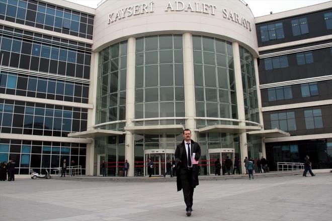 Budak, karlatklar baz sorularn da kendilerini rahatsz ettiini dile getirerek, unlar kaydetti:    "Sabah evden ktnzda engelli olduunuzu unutursunuz. e giderseniz, yemek yersiniz, engelli olduunuz aklnzdan kar. Ancak Anadolu insannn samimiyetinden dolay size soru sormas, 'gemi olsun, anadan doma m?', 'Neden byle oldu?' demesi size gn ierisinde srekli engelli olduunuzu hatrlatyor. Bu da tabi ki sizi psikolojik olarak kt etkiliyor. Aslnda insanlar merak etmese hibir ey yokmu gibi davransa bu bir engelli adna ok daha mutluluk verici bir ey. nk o, o an engelli olduunu unutuyor. Darda insan sanyor ki ben engelliyim, 24 saat bu psikoloji ile yayorum, 'hayr' yle deil."