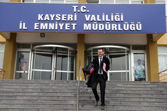 Engelinden dolay hi rahatsz olmadn ve btn ihtiyalarn giderebildiini aktaran Budak, "Evet, dardan baklnca fiziksel bir engelim var ama kendimi hibir ekilde engelli grmyorum. O nedenle kol naklidir, protez koldur, byle bir ihtiya da hissetmedim. Bu ekilde gayet mutlu ve mesudum, hibir sorunum yok." ifadelerini kulland.