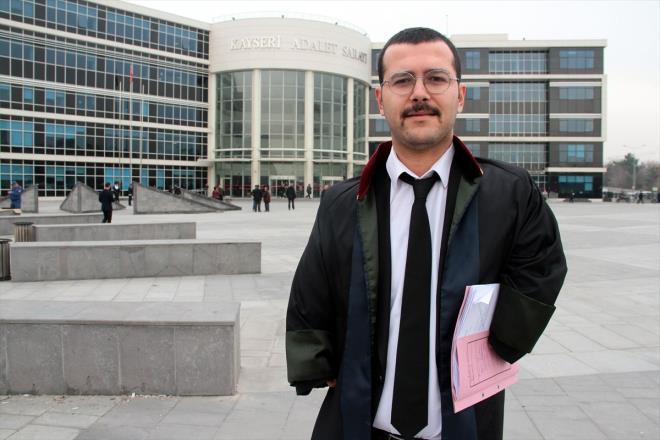 "Otostopla lke lke gezdim"    Budak, engellerinden dolay eve kapanp darya kmayanlara rnek olmak amacyla bugne kadar pek ok lkeye tek bana seyahat ettiini syledi.  Baz lkelere otostop ekerek gittiine iaret eden Budak, "nsanlarn ok tehlikeli dedii yerlere ben otostopla gittim. Eer fiziksel engeliniz bir eyleri yapmanza engel olmuyorsa o an yemek yiyebiliyorsanz, gezebiliyorsanz, o an engelli deilsiniz. Bu nedenle arkadalar evden kacaklar, mcadele edecekler ve onurlu bir ekilde bu gzel dnyann tadn karacaklar." dedi.