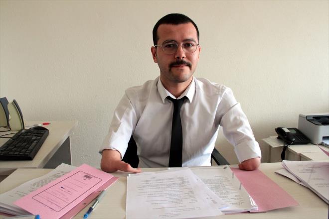 Devlet memuru emekli baba ve ev hanm annenin engelli iki ocuundan birisi olarak dnyaya gelen Mehmet Metin Budak, iki kolunun da dirsekten aa blmnn olmamasna ramen hayata ksmedi.    Engeliyle yaama tutunan ve mcadeleyi hibir zaman brakmayan Budak, stanbul Adliyesi'nde memur olarak ie baladktan sonra da eitim hayatn srdrerek hayalindeki hukuk fakltesini bitirmeyi baard. Kayseri Emniyet Mdrl bnyesinde avukat olarak grev yapan Budak, evden dar kmayan engellilere rnek olmak amacyla da otostopla lke lke gezdi.