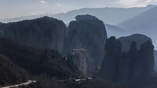 Milyonlarca yl nce youn su hareketleri, s deiiklikleri ve depremlerin yaratt anma sonucu bazlar 550 metre ykseklii bulan dz ekilli sarp kayalklar zerine ina edilen irili ufakl 20`den fazla manastrdan gnmze 2`si rahibelere ait olmak zere 6 manastr ulaabilmi durumda.