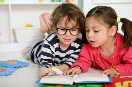 Uyumadan önce kısa kısa masallar anlatabilirsiniz. Çocuğunuz biraz büyüdüğü zaman kütüphanelere üye edip kitaplarla iç içe olamsını sağlayabilirsiniz.