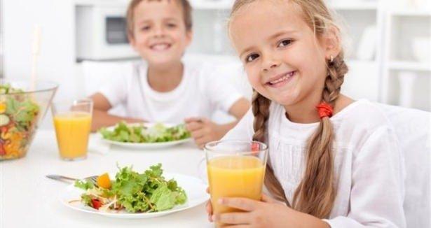 Kahvaltı    <br>Çocukların güne enerjik başlayabilmeleri için mutlaka kahvaltı yapmaları gerekir. Kahvaltı yapmayan çocuklarda halsizlik, yorgunluk ve aşırı sinir belirtileri gözükebiliyor.