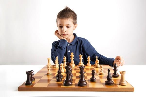 Beyin oyunları<br>    Satranç, bulmaca gibi çocukları düşünmeye sevk eden zihin açıcı oyunlar, çocuğunuzun zekasını geliştirmektedir. Çocuklarınıza bu tür oyunları sevdirmekle başlayabilirsiniz.