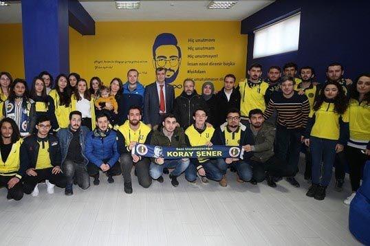 Yaklak 3 ayda tamamlanan 'Koray ener Ktphanesi'nde Trkiye'nin her yerinden balanan kitaplar yer alrken, sar lacivert renklere boyanan ktphane duvarna Koray ener'in resmi de yapld.