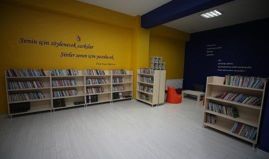 1907 NFEB Kocaeli niversitesi tarafndan Krfez'de bulunan Koray ener'in daha nce eitim grd Petkim Ortaokulu'nda ktphane yaptrld.