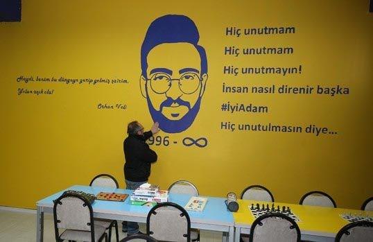 Spor Toto Sper Lig'in 11. haftasnda Galatasaray'n Fenerbahe ile oynad karlama ncesi tribnde kalp krizi geirerek yaamn yitiren Koray ener unutulmad.