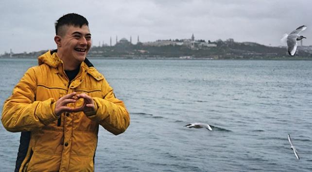 Yaln ailesi, doumdan birka hafta sonra ilk ocuklar olan Rdvan'n Down sendromlu olduunu rendi. Anne ve babas birok n yarg ve olumsuz yoruma aldr etmeyerek Rdvan'n tm engelleri aabileceine inand ve kendilerini ona adad.    5 yana kadar yrmekte bile zorlanan, ailesinin ve doktorlarnn stn gayretleri o yatan itibaren hzl bir geliim gsteren Rdvan, yeteneklerini fark eden spor hocas sayesinde onlarca madalya kazanan bir sporcu oldu.