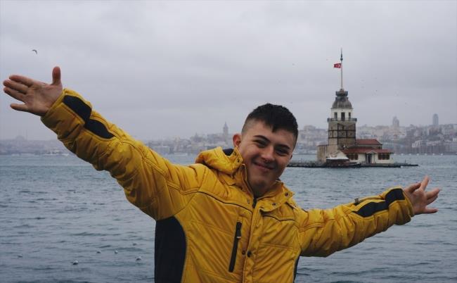 "Tek rakibim Usain Bolt"    17 yana geldiinde Trkiye'de 40'tan fazla madalya kazanan ve tm Down sendromlular iin rnek bir hikayesi olan Rdvan, srekli antrenman yaptn dile getirdi.    Rdvan, "Okula gittiim gnlerde bile vakit bulduumda kouyorum ve antrenman yapyorum. Antrenrm Tahir Slk benimle zel olarak ilgileniyor. Onu, ailemi ve bana destek veren herkesi ok seviyorum. Tabii ki rakiplerim de var ama hepsini geeceim. Tek rakibim Usain Bolt. nallah onu da geeceim yaknda. Sporun yannda yzmeyi ve dans etmeyi ok seviyorum. Kur'an- Kerim'den sureler ezberliyorum ve byklerime namaz kldryorum, bildiklerimi onlara anlatyorum. Tm insanlara inandmzda baarl olabileceimizi gstermek istiyorum" dedi.