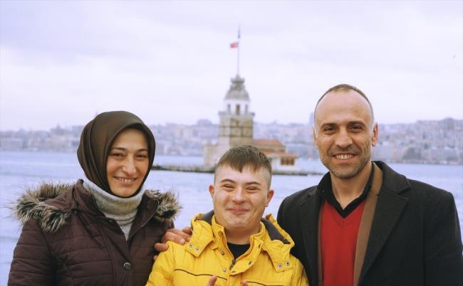 "Umudumuzu kaybetmedik"     Anne Aygl Yaln, doumdan birka hafta sonra Down sendromlu olduunu rendikleri Rdvan' tm ailenin bir engel deil bir mucize olarak grdklerini syledi.     Oullar 8 aylkken zel muayenehanesine gtrdkleri bir doktorun kendisine verdii cevap karsnda ok yaadn anlatan Yaln, yle konutu:    "Doktor bize 'Rdvan'n kas geliimi yetersiz, korkarm hep byle kalacak. Belki yryemeyebilir' dedi. Bunun zerine doktora u cevab verdim: 'ocuum yryecek, hatta koacak. Onu at gibi koturmak iin elimden geleni yapacam' O gnden itibaren eim ve ailesinin de desteiyle hi durmadan altk. Rdvan da ayn ekilde hibir ekilde vazgemedi. Bugnlere bu kararllk sayesinde geldik. Hibir zaman umudumuzu kaybetmedik ve insanlarn syledikleri ile hareket etmedik."