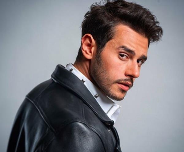 niversiteden mezun olduktan sonra kariyerine Londra&#8216;da dnyaca nl bir irkette alarak balad. ancak mzik yapma istei ile her eyi brakarak Trkiye&#8216;ye dnd ve 2011 ylnda albm almalarna balad. 2013 ylnda ilk albm &#8220;Bilmezsin&#8221;i kartt.