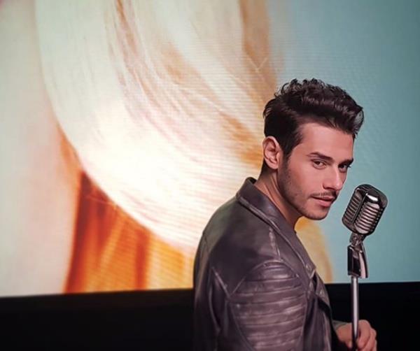 Peki hem oyunculuk hem de arkclk kariyeri bulunan Cem Belevi kimdir?  <br>  1987 ylnda zmir&#8216;de dnyaya gelen Cem Belevi, 7 yanda ailesinin de destei ile piyano dersleri alarak mzie ilk admlarn att. Okul yllarnda konserler veren Cem Belevi, ilk bestelerini de o yllarda yapmaya balad.