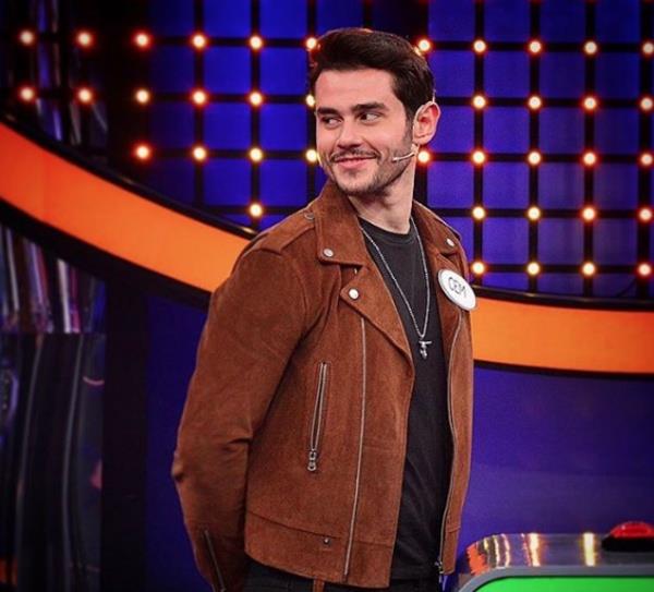 niversite eitimi iin ngiltere&#8216;ye giden Belevi, 5 yl kald ngiltere&#8217;de dil eitimi, ekonomi ve Uluslararas letme okudu. Ayrca Londra&#8217;da London Scholl Of Contemporary Music (LCCM)&#8217;te; Blues, Jazz ve an eitimi ald.