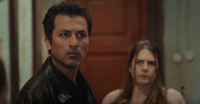 Bazen akaklarnda bazen de salarnn arkasnda beliren beyazlar izleyicinin kafasn fena kartrd. Akllara ise acaba ynetmen bile bu deiimin farknda deil mi sorusunu getirdi.