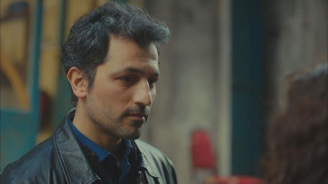 PEK BAARILI OYUNCULUPU LE TAM NOT ALAN FEYYAZ DUMAN KMDR: 1982 ylnda Mardin'de dnyaya gelen Feyyaz Duman, ocuk yata ailesi ile birlikte stanbul'a g etmitir. niversite eitimini stanbul Teknik niversitesi Halk Danslar Blm'nde tamamlayan nl oyuncu eitim iin ABD'ye gitmi ve 5 yln ardndan yurda dnmtr.