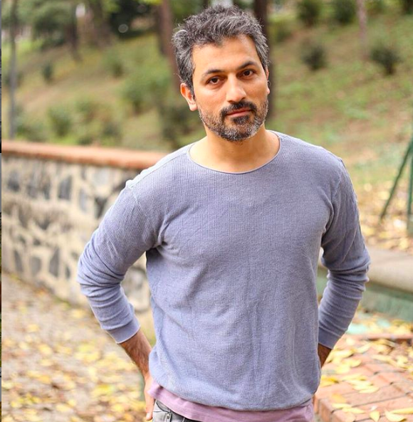 Arif karakteri: Arif hem Bahar&#8217;n ev sahibi Yusuf&#8217;un olu hem de apartmann karsndaki kahvenin sahibidir. Yakkl, karizmatik, eitimli ve akll bir gen adamdr, buna karlk kendini bir bitirim gibi gstermek houna gider. Kahvehanesi ve erkek arkadalarla yaanan meyhane geceleriyle doldurulan bir hayat vardr. Bunun dnda at yar, futbol gibi tamamen masklen konularla ilgilidir.