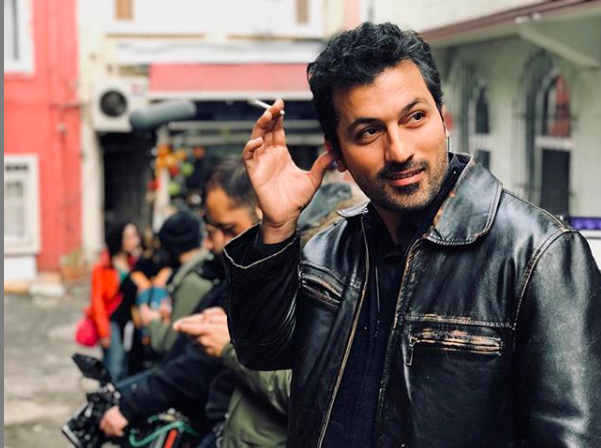 Kadn dizisinin zellikle son blmlerinde ise Arif'in sandaki deiim izleyicinin gznden kamad. Getiimiz haftalarda salarnda daha youn beyazlar olan Arif'in son blmde salarndaki siyahlarn artmas, beyazlarn neredeyse olmamas yine izleyicini kafasn kartran baka bir detay..