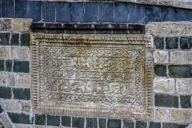 ale, 'yi veya tatl su' anlamna gelen Hoap suyunun sarp kayalklar zerinde ykselmekte. Gemii itibariyle Urartu Devletine kadar uzanan kale, Osmanl Devleti'ne tabi Mahmudi Beyleri'nin yaptrd ekliyle gnmze ulam.  kale giri kaps zerindeki kitabede, Mahmudi Sleyman Bey tarafndan, 1643 tarihinde inas tamamlatlarak gnmzdeki halini ald yazmakta.